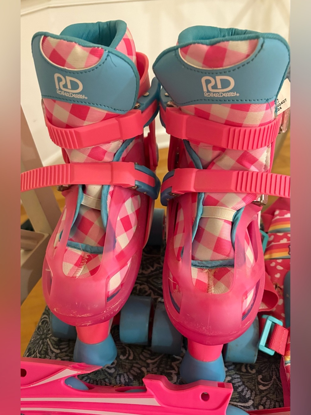 Kids Adjustable Roller Derby Fitness Skates with knee & shoulder pads